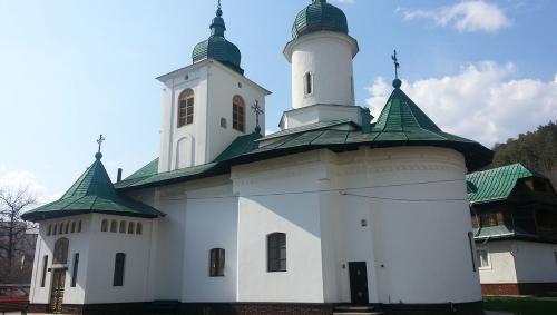 Biserica - vedere exterioară