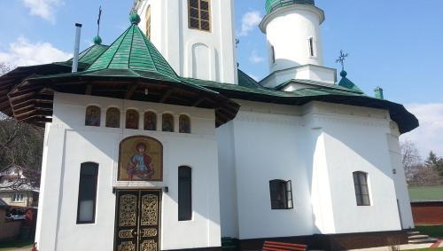 Biserica - vedere exterioară